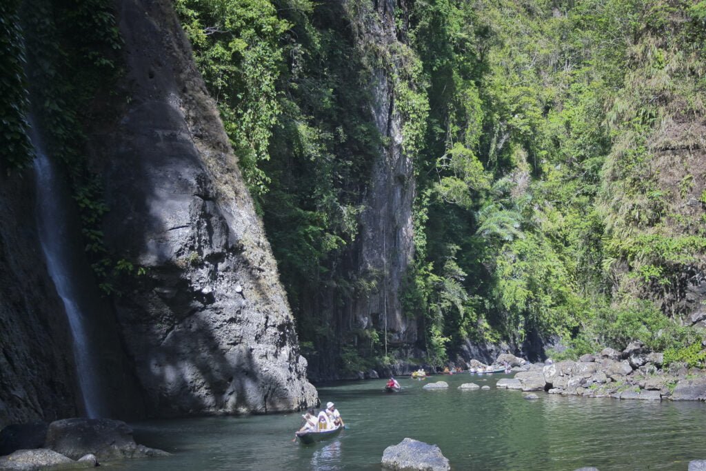 טיול מאורגן לפיליפינים 2 Tourists,Travelling,Down,Pagsanjan,River,To,The,Falls,In,Lagunanear