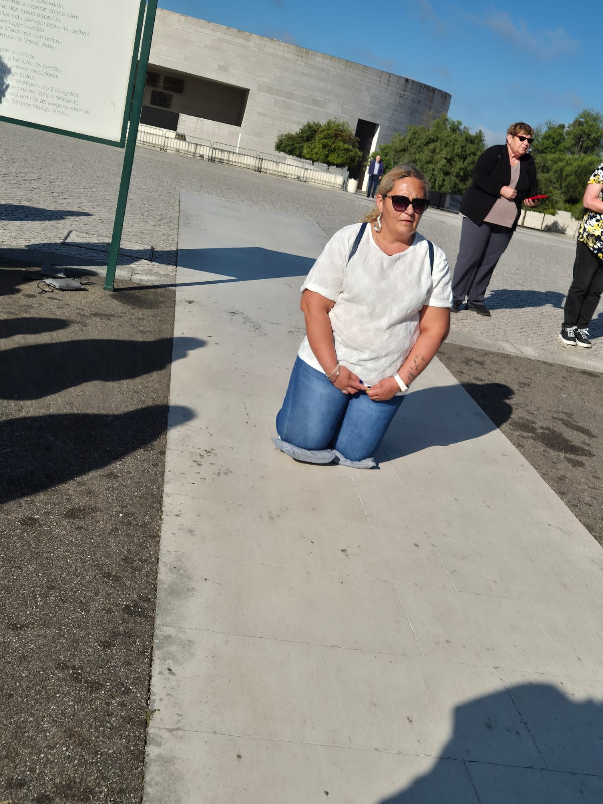 אישה זוחלת על ברכיה בדרך למתחם ההתגלות בפטימה – טיול לפורטוגל פורטו והצפון