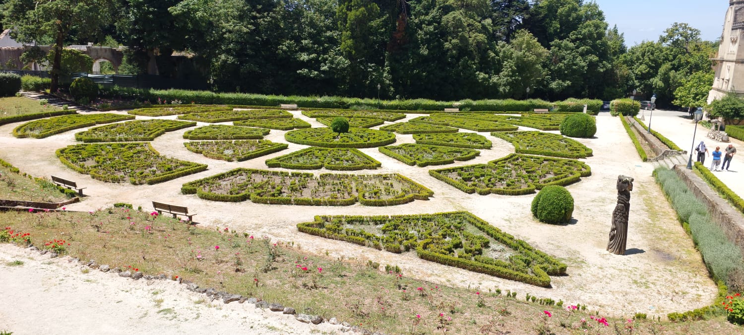 הגנים הסימטריים של ארמון בוסאקו בפורטוגל, מבט עילי על ערוגות גזומות בצורה גיאומטרית – טיול לפורטוגל פורטו והצפון