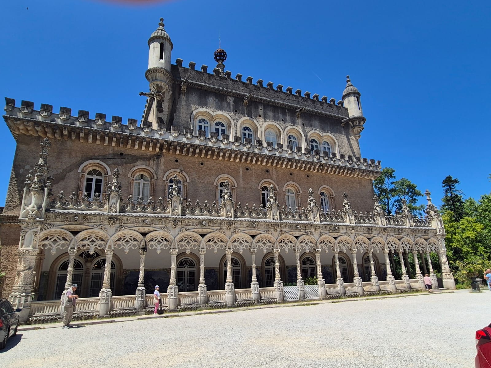 החזית הראשית של ארמון בוסקו עם עמודים מגולפים בסגנון מנואליני – טיול לפורטוגל פורטו והצפון