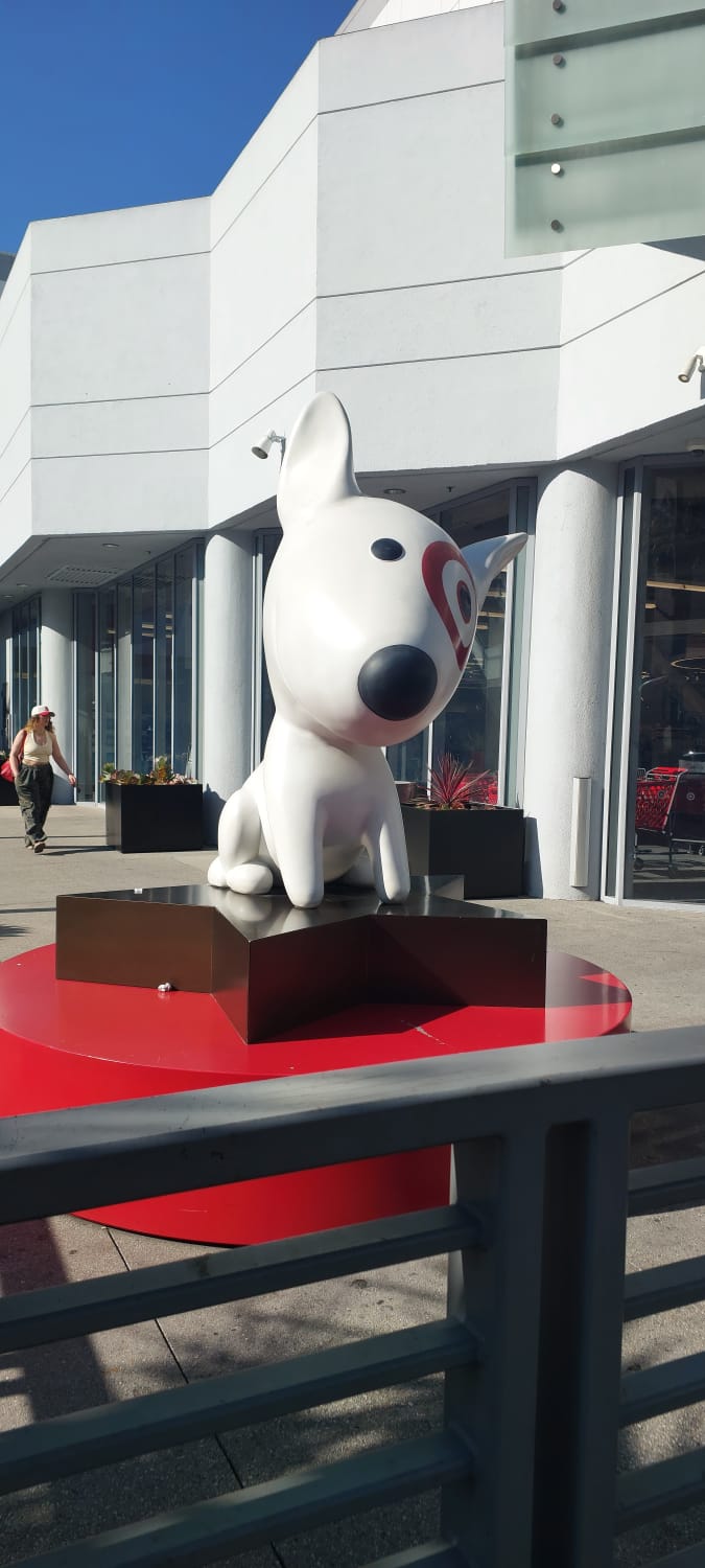 פסל הכלב Bullseye של רשת Target בלוס אנג'לס