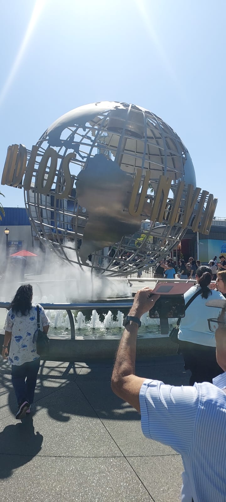 כדור העולם המסתובב בכניסה לאולפני יוניברסל בלוס אנג'לס