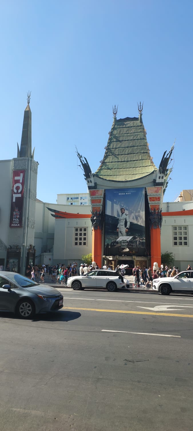 התיאטרון הסיני TCL בלוס אנג'לס עם שלט IMAX ובראד פיט