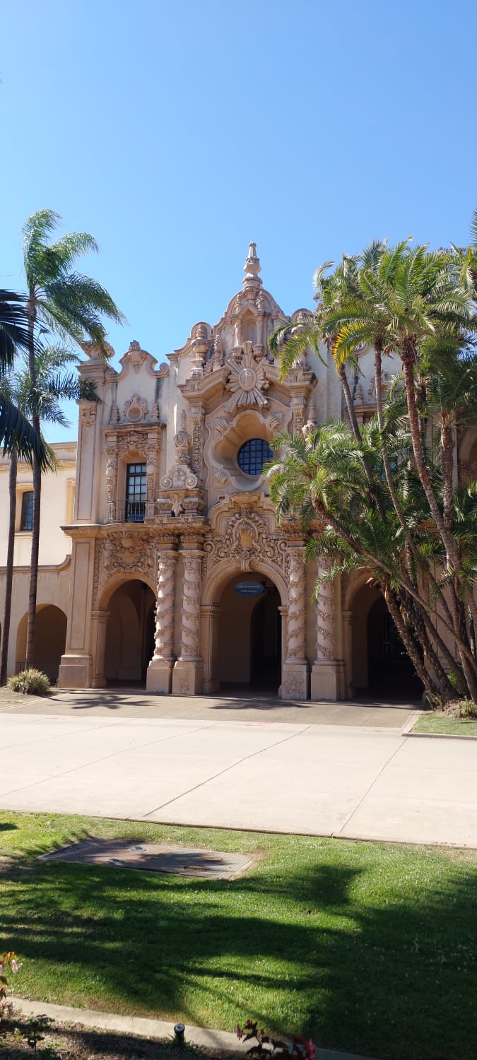 חזית מבנה בארוקי עם עיטורים עשירים בפארק בלבואה, סן דיאגו