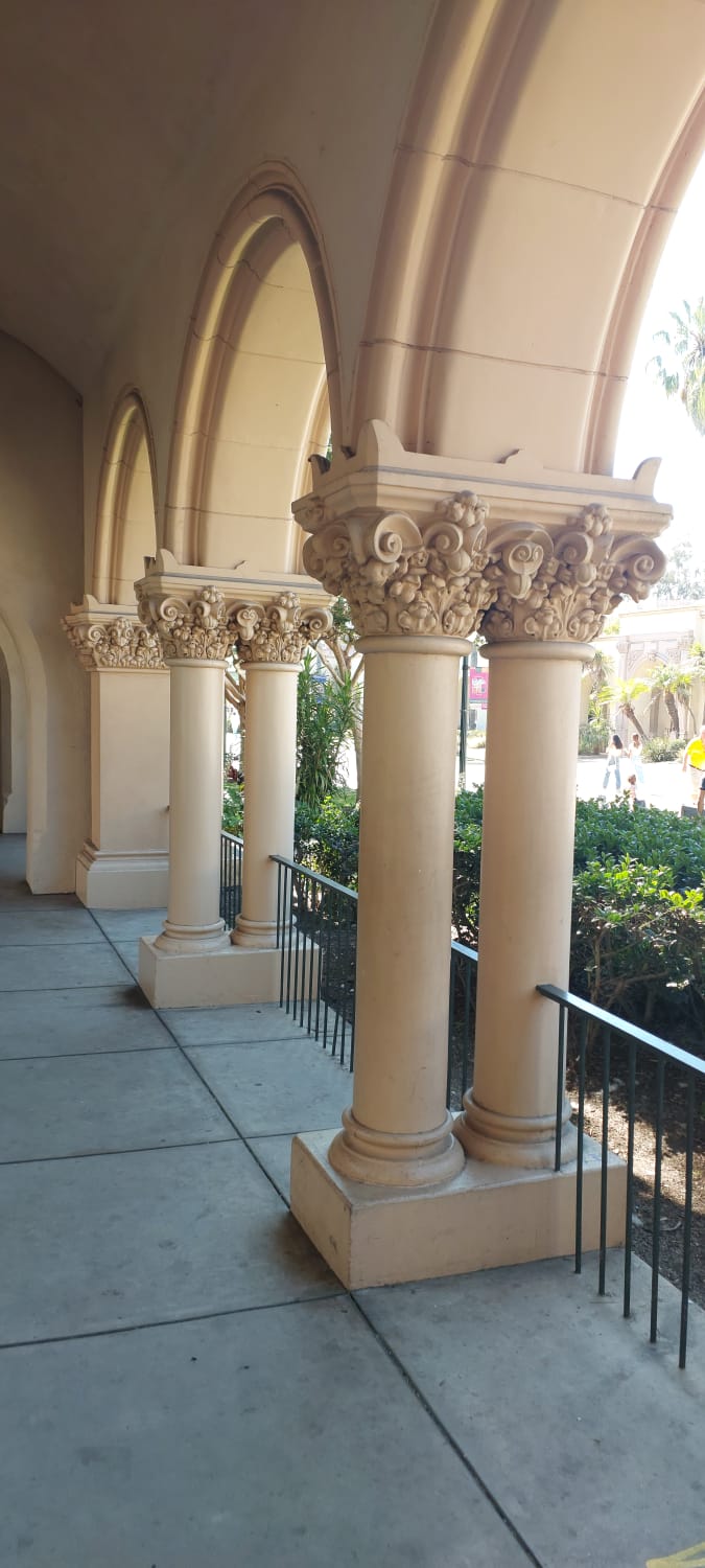 עמודים מעוטרים בקשתות פארק בלבואה, סן דיאגו