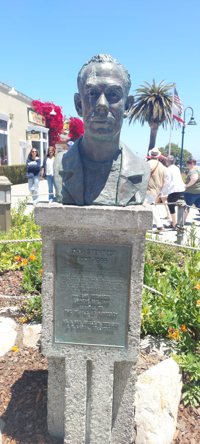 פסל של ג'ון סטיינבק במונטריי קליפורניה, מחבר ענבי זעם ועכברים ואנשים