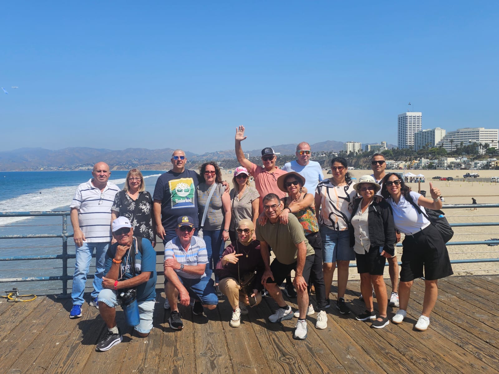 טיול לארצות הברית סנטה מוניקה סולוונג וכרמל – קבוצת המטיילים בטיילת סנטה מוניקה, קליפורניה