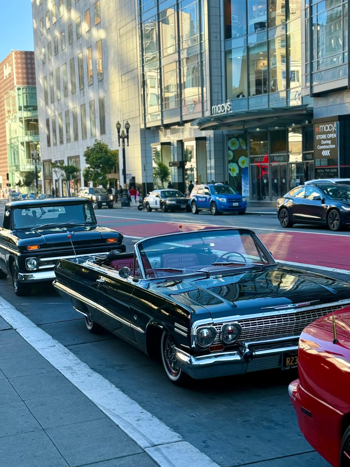 מכוניות קלאסיות פתוחות חונות ברחוב ראשי מול חנות מייסיס ביוניון סקוור, סן פרנסיסקו