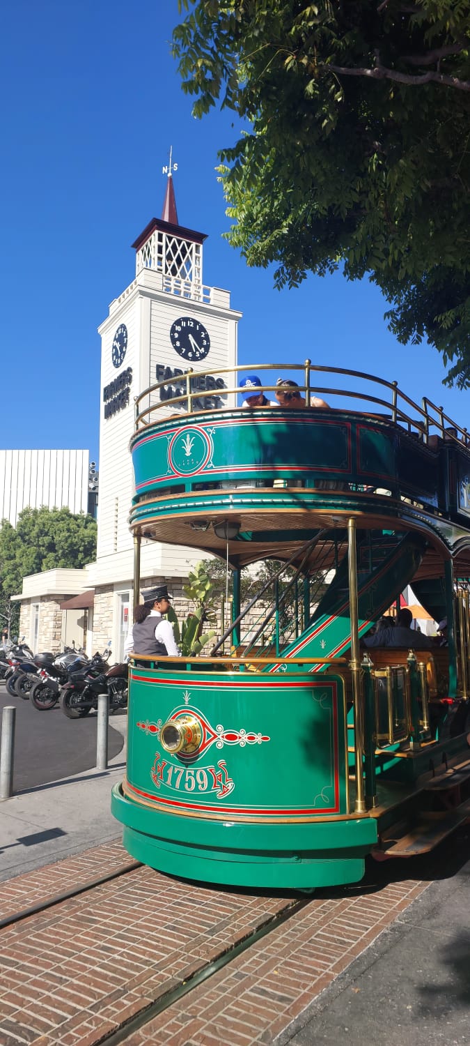 שוק האיכרים בלוס אנג'לס – עגלת חשמלית צבעונית מול מגדל השעון