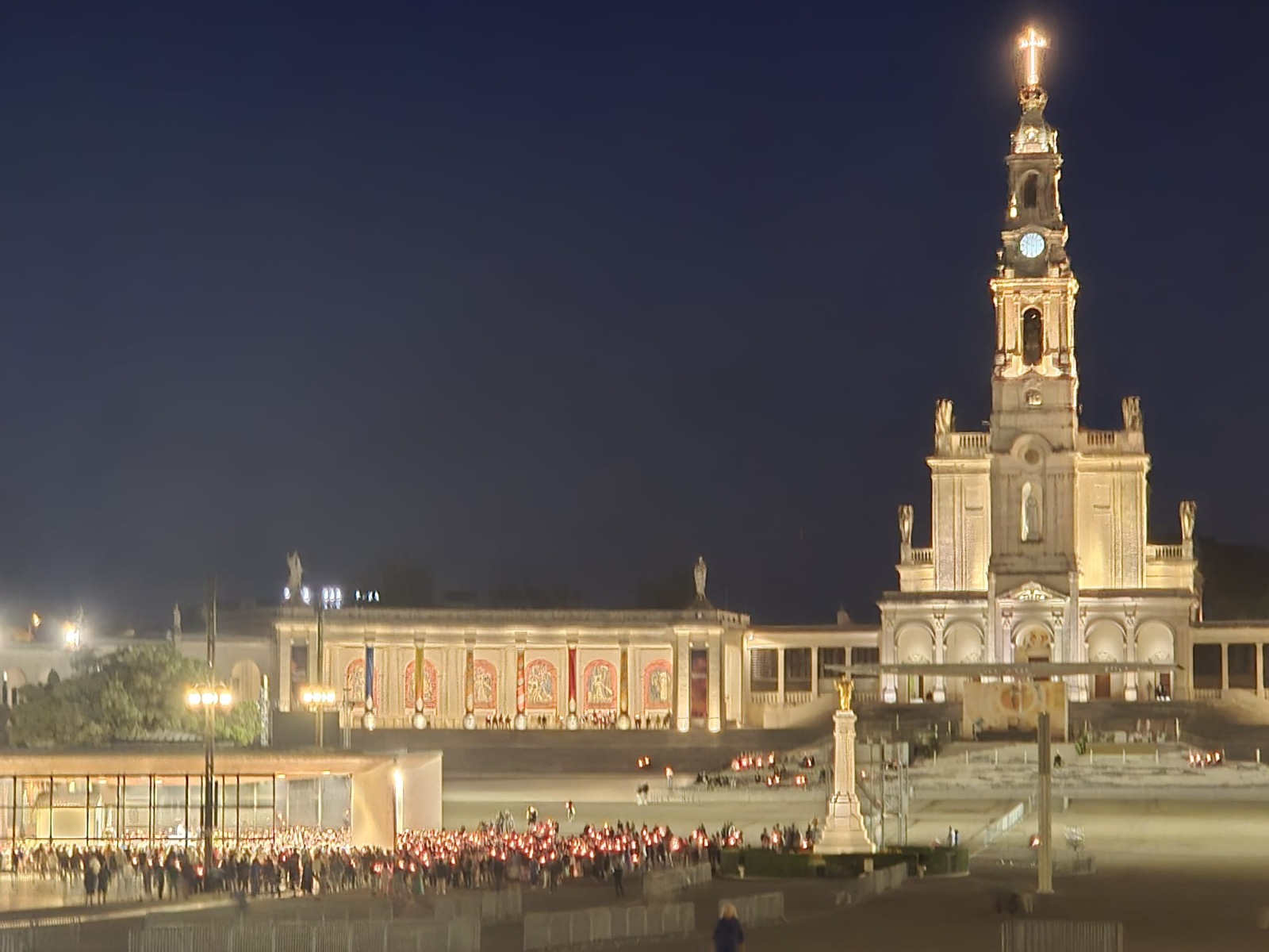 תהלוכת נרות לילית במתחם ההתגלות בפטימה – טיול לפורטוגל פורטו והצפון