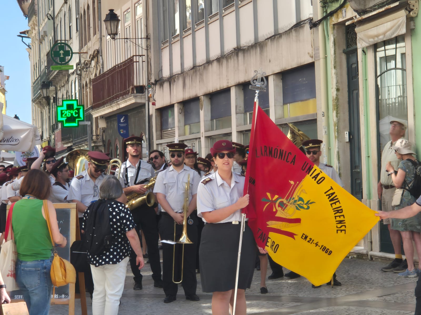 תזמורת Filarmónica União Taveirense צועדת בקואימברה במסגרת טיול לפורטוגל פורטו והצפון