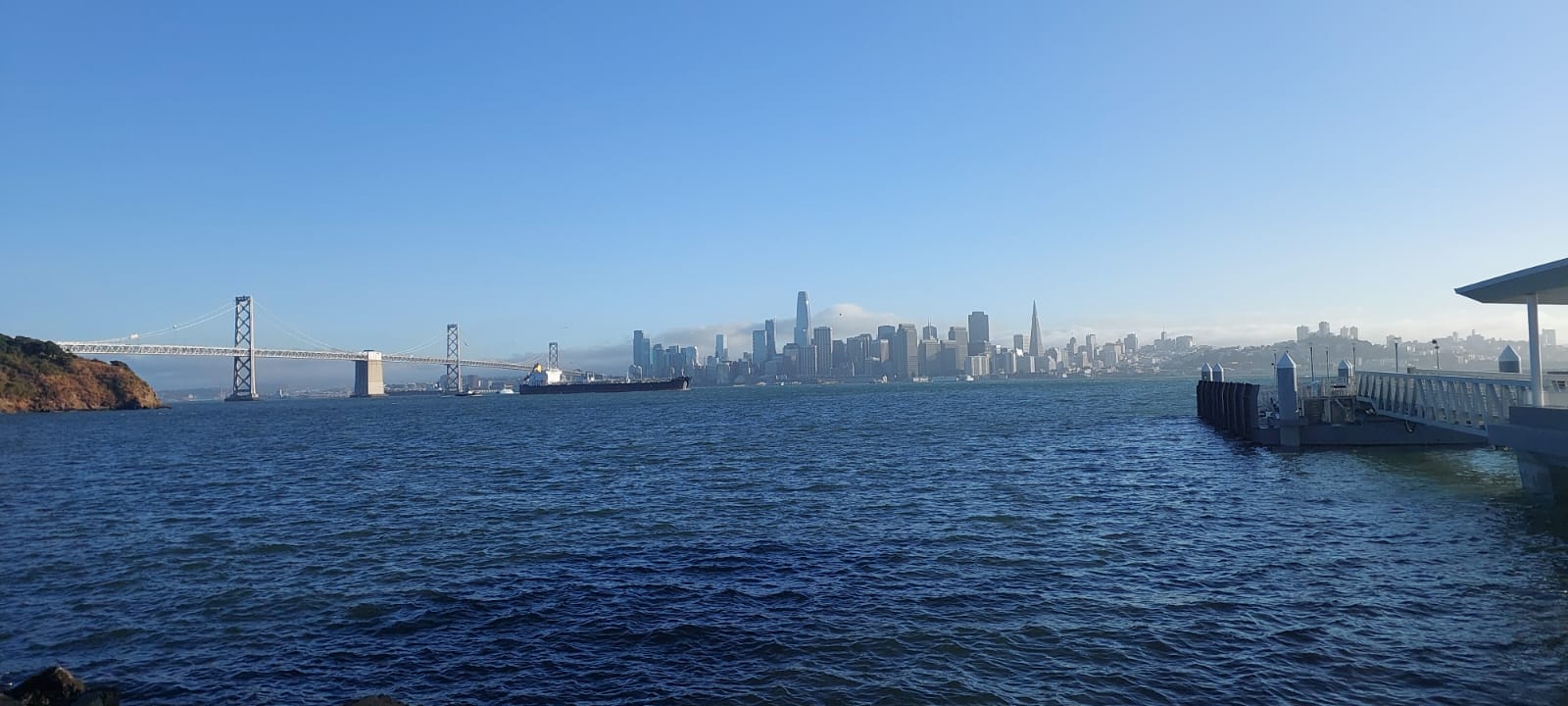 טיול לארצות הברית סן פרנסיסקו וגשר הזהב קו הרקיע האיקוני של סן פרנסיסקו וגשר Bay Bridge המצטלם מושלם בשעת בוקר מוקדמת