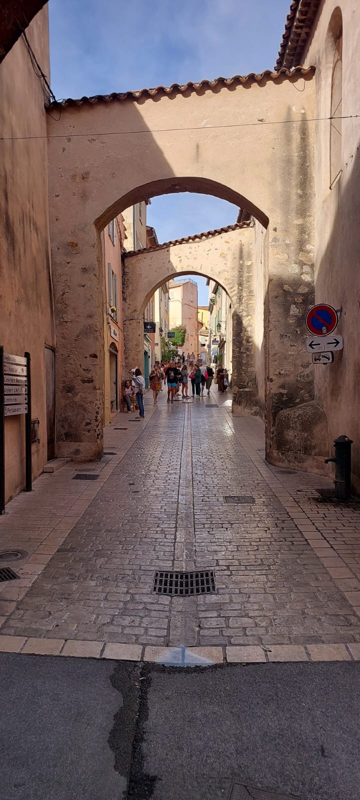 סמטה עתיקה בסן-טרופז עם שערי אבן ומטיילים – טיול לריביירה הצרפתית יום 6