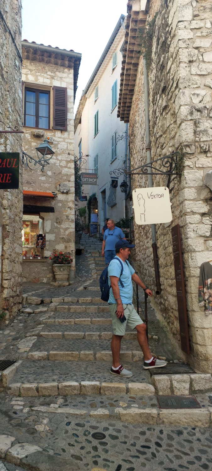 סמטה עתיקה מרוצפת אבן בסן-פול דה ונס – טיול לריביירה הצרפתית יום 6