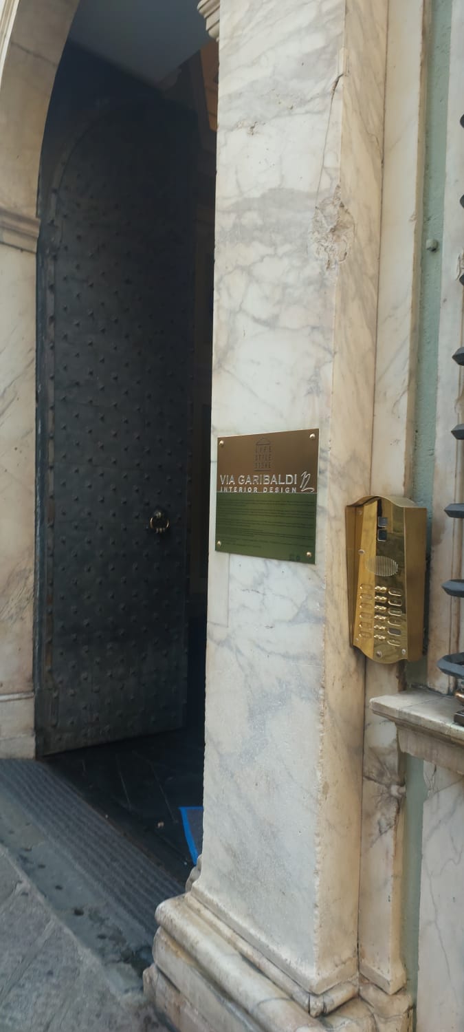 טיול לפורטופינו – שלט הכניסה ל־Via Garibaldi בגנואה, אתר מורשת עולמית של אונסק"ו