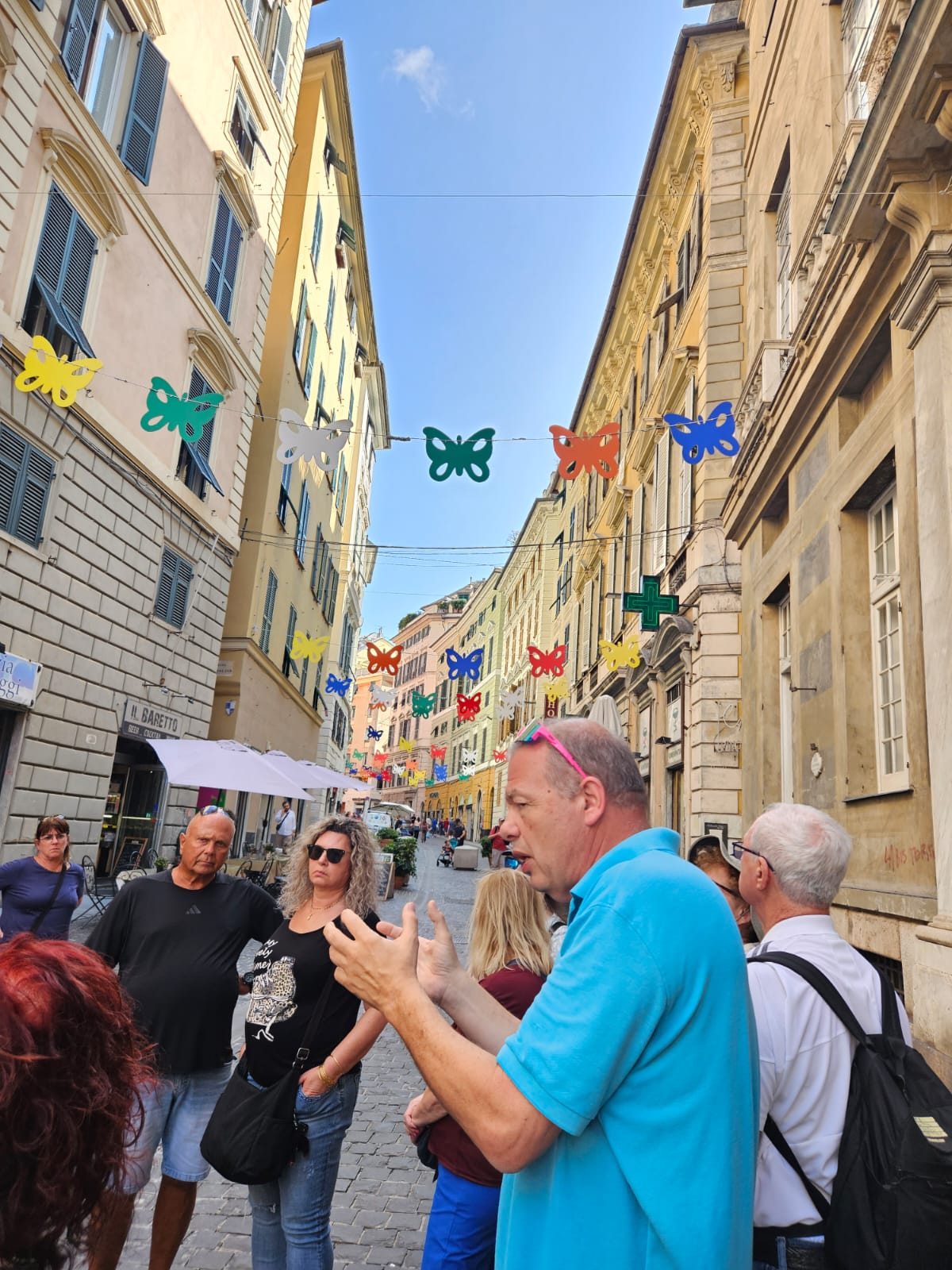 טיול לפורטופינו – גיורא נלקן מדריך את הקבוצה בסמטאות פורטופינו