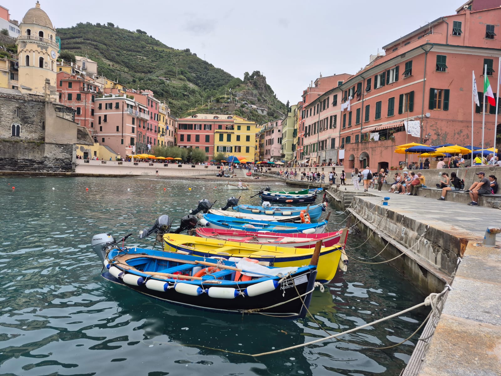 טיול לצ’ינקווה טרה – סירות צבעוניות בנמל ורנאצה לצד כנסיית סנטה מרגריטה
