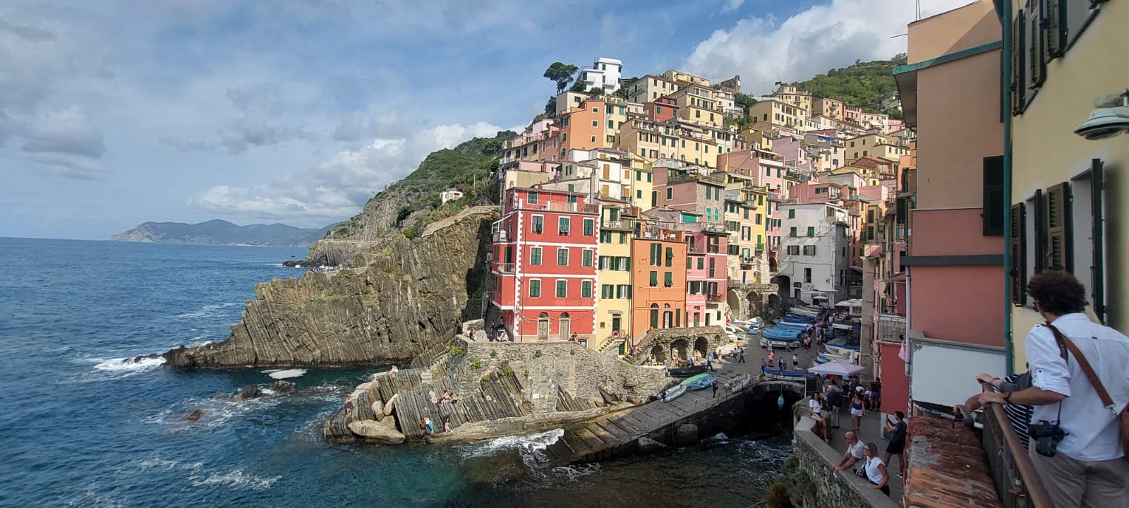 טיול לצ’ינקווה טרה – מבט על ריומאג’ורה והבתים הצבעוניים מעל הנמל