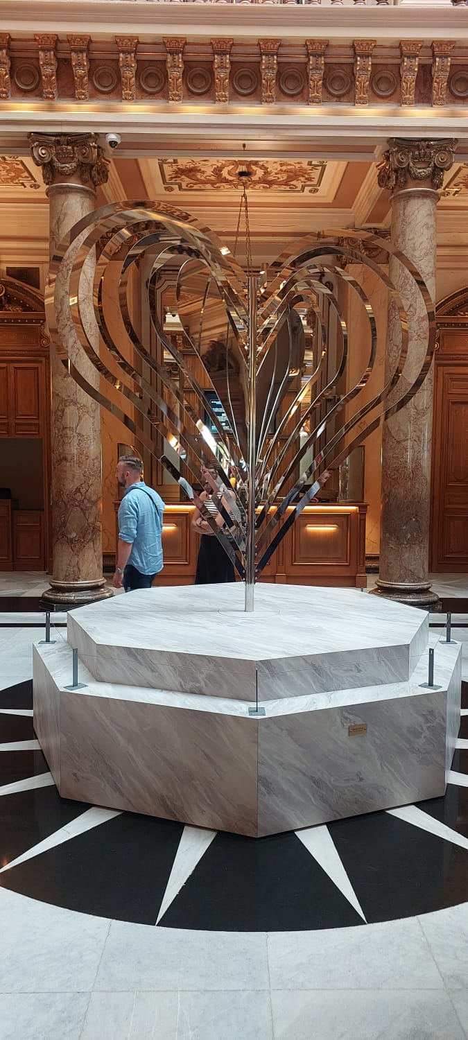 טיול לריביירה הצרפתית – מיצב אמנות בצורת לב בתוך הקזינו של מונטה קרלו במונקו