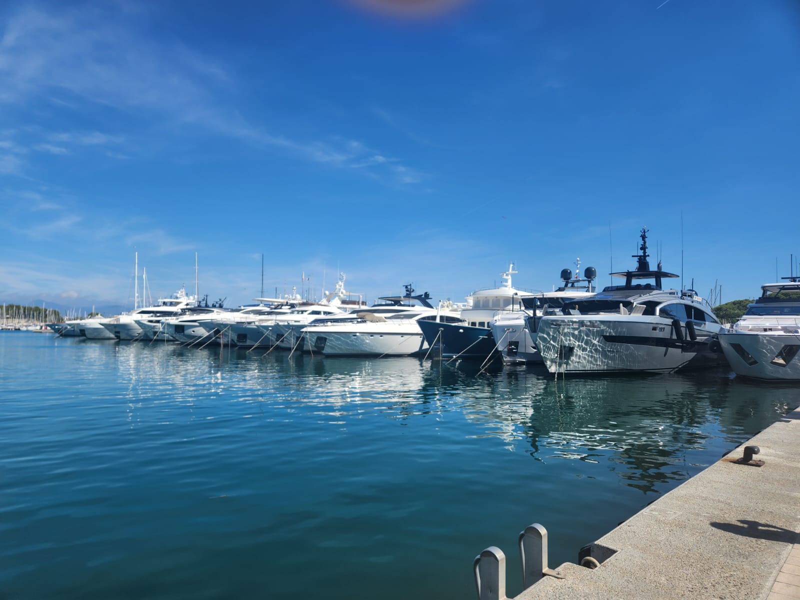 יאכטות יוקרה עוגנות בנמל סן-טרופז – טיול לריביירה הצרפתית יום 6