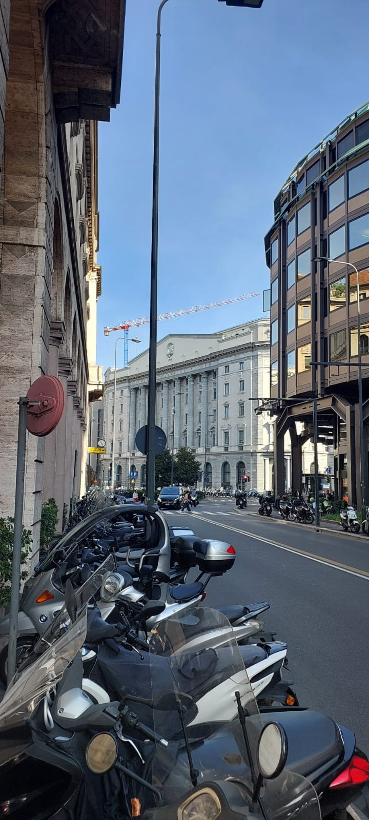 רחוב מרכזי ליד בית האופרה לה סקאלה במילאנו – טיול למילאנו יומן מסע יום 7