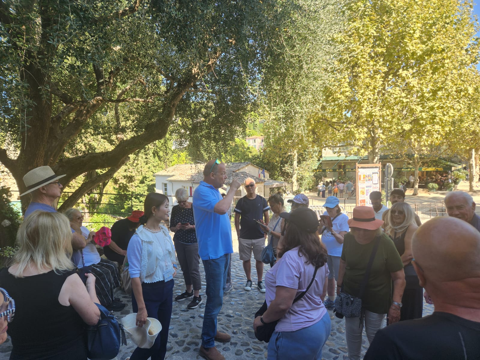 קבוצת מטיילים בסיור מודרך בעיירה אנטיב – טיול לריביירה האיטלקית והצרפתית יום 6