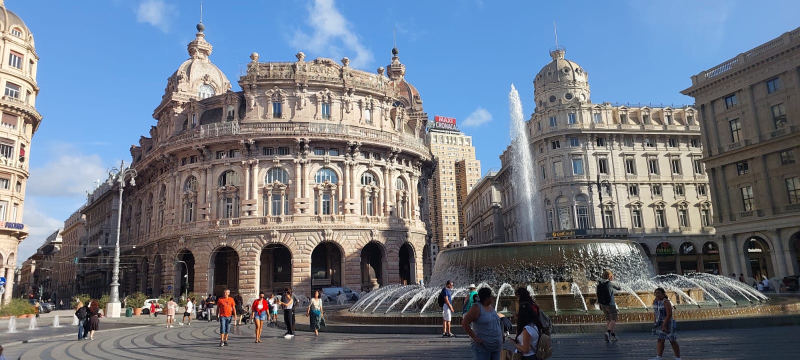 טיול לגנואה – פיאצה דה פרארי עם המזרקה והמבנים ההיסטוריים