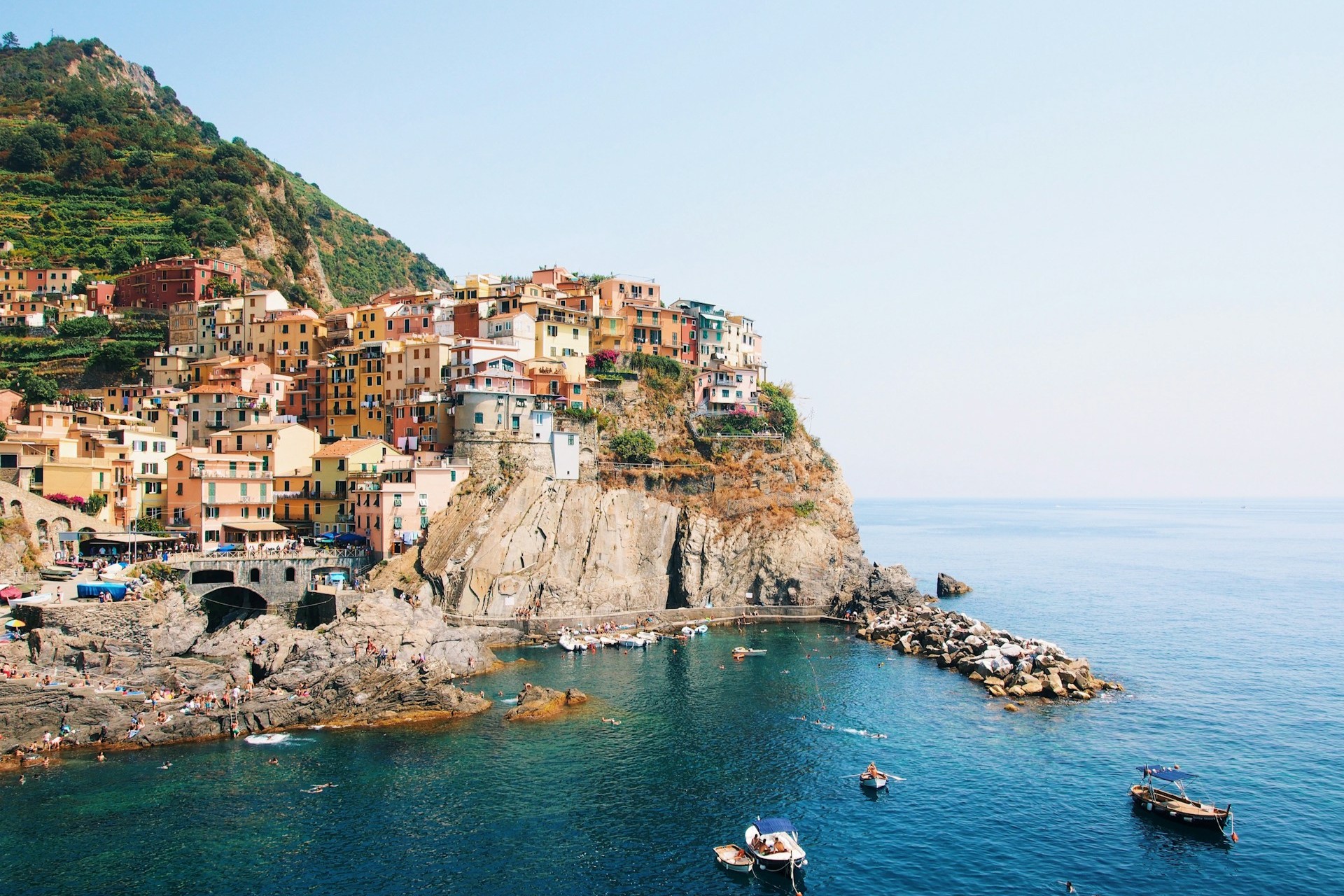 טיול לצ׳ינקווה טרה – בתים צבעוניים על צוק מעל הים הליגורי באיטליה