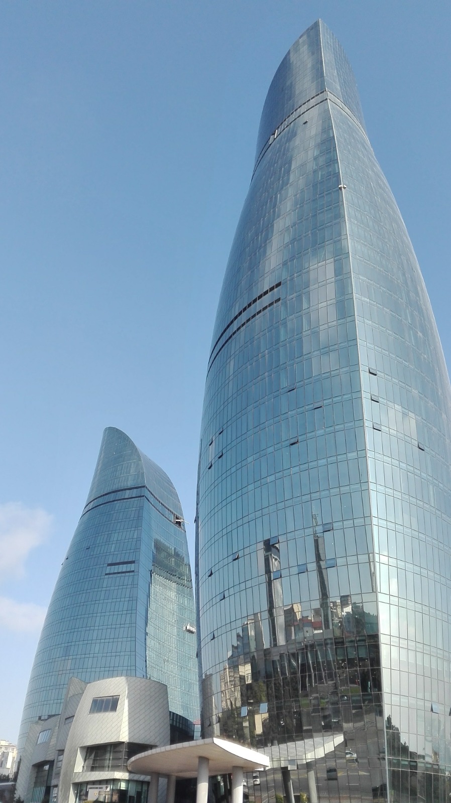 מגדלי הלהבה בבאקו – סמלה המודרני של אזרבייג'ן