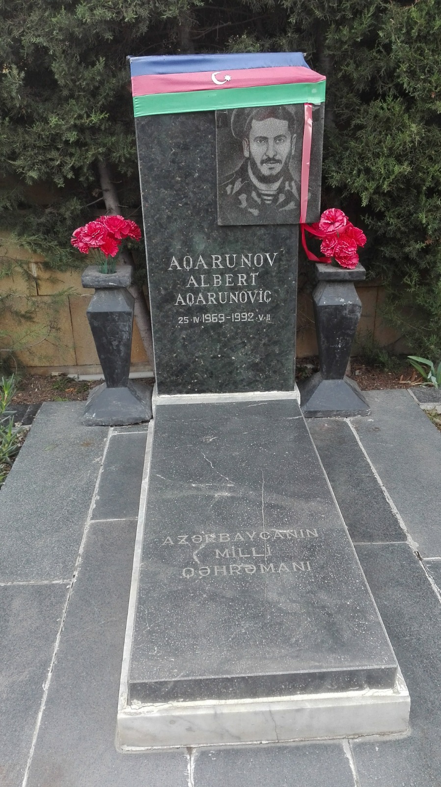 קברו של אלברט אגרונוב, החייל היהודי שנפל בקרב נגורנו־קרבאך ונקבר בשדרת השאהידים בבאקו