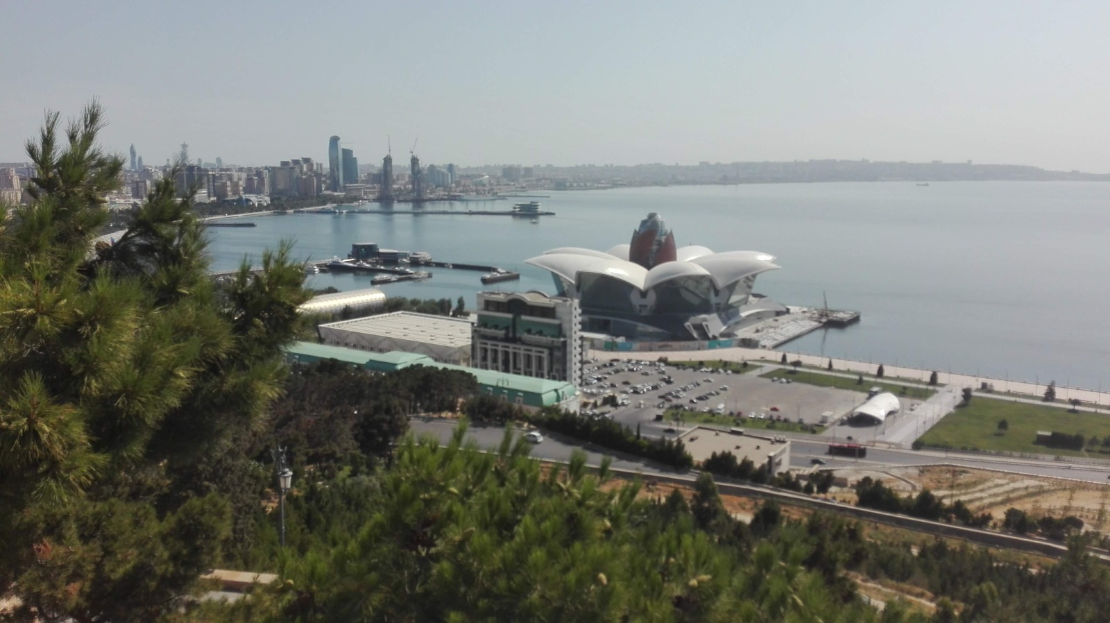 תצפית על באקו וים הכספי מפארק אפלנד – Upland Park Baku Azerbaijan