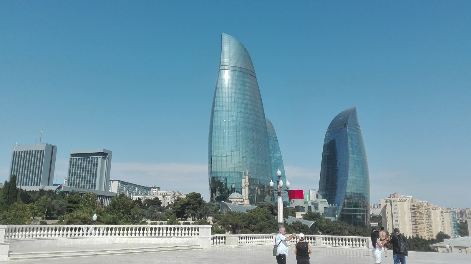 מגדלי הלהבה בבאקו כפי שנראים מפארק אפלנד – טיול לאזרבייג'ן באקו