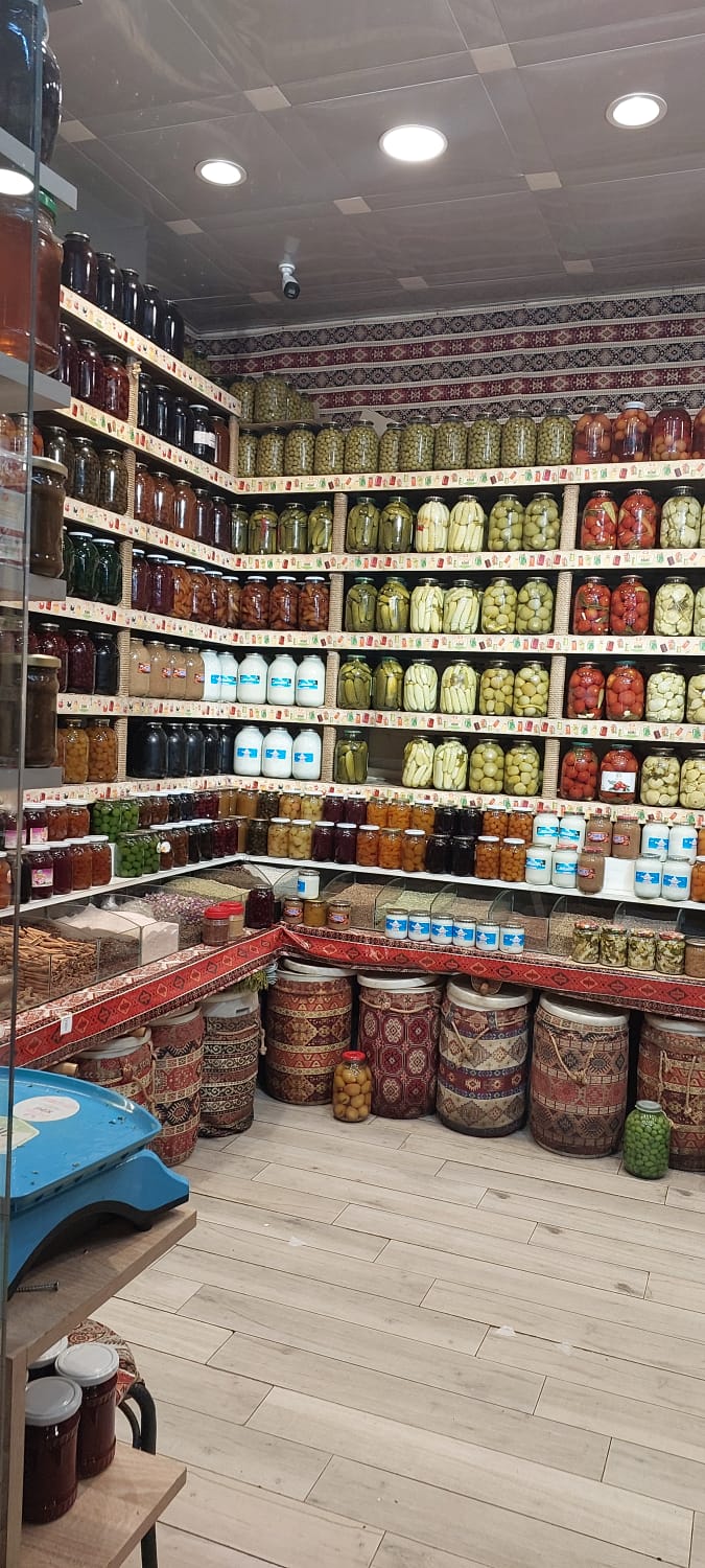 דוכן חמוצים וצנצנות תוצרת בית בשוק הירוק של באקו