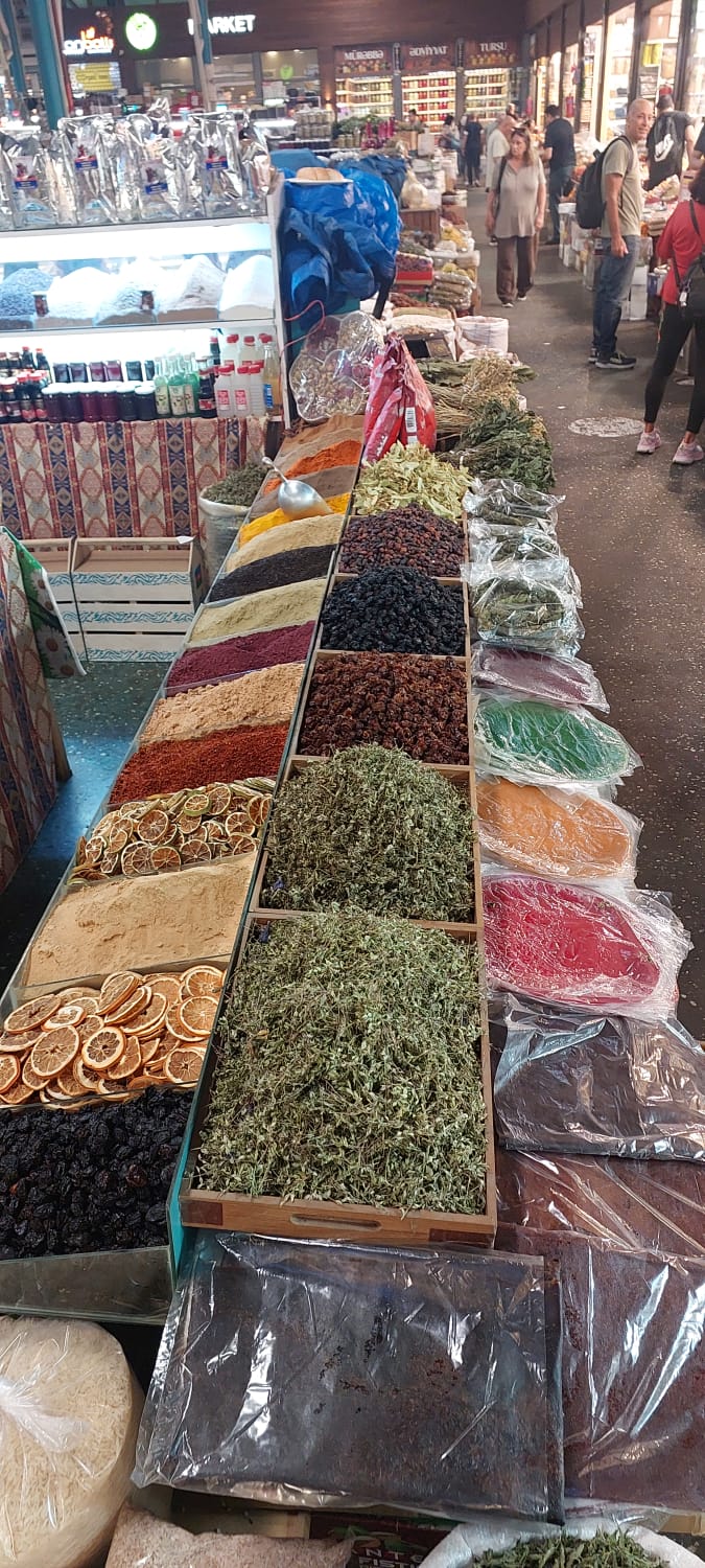 דוכן תבלינים, עשבי תיבול ופירות יבשים בשוק הירוק של באקו