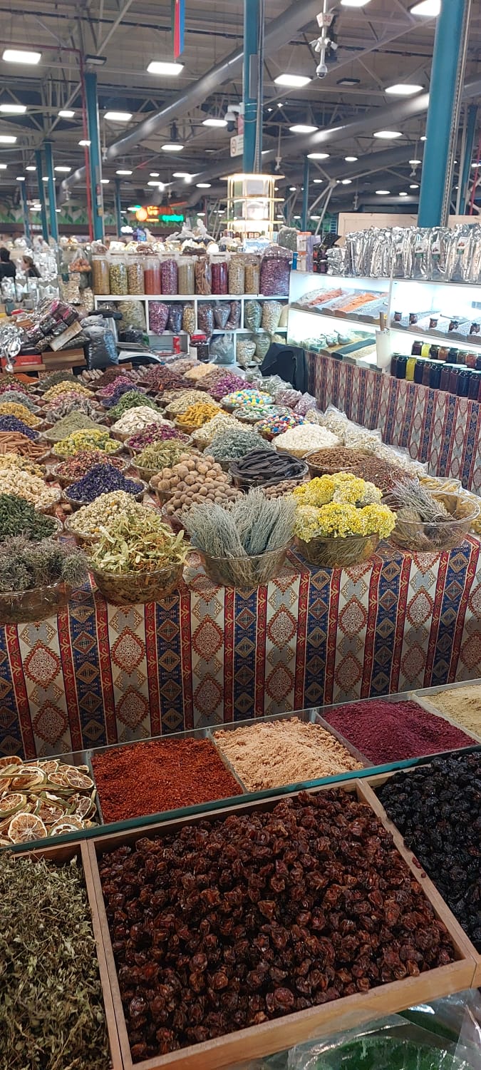מבחר תבלינים, עשבי תיבול ופרחים מיובשים בשוק הירוק של באקו