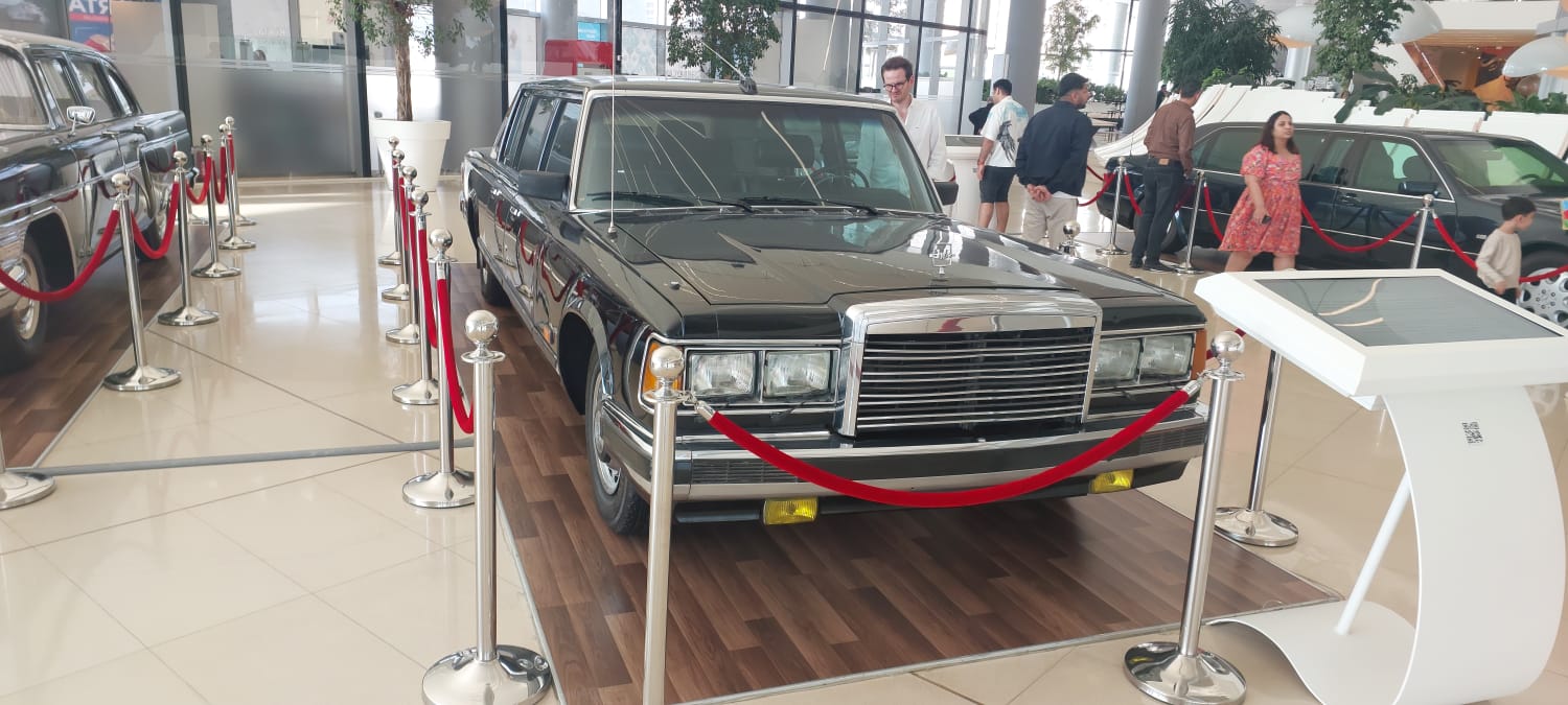 רכב אספנות בתצוגת המכוניות במרכז היידר אלייב בבאקו