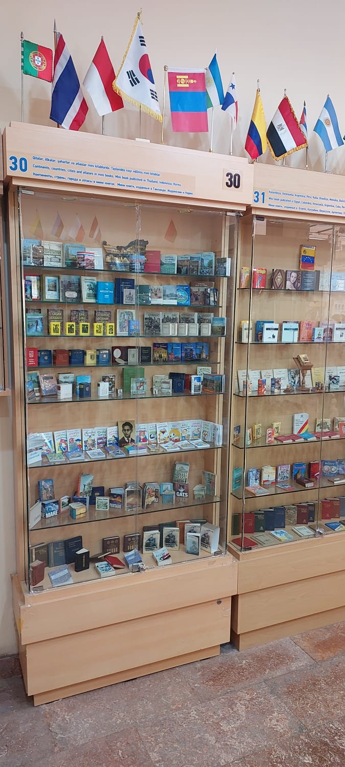 תצוגת ספרים זעירים במוזיאון הספרים המיניאטוריים בבאקו