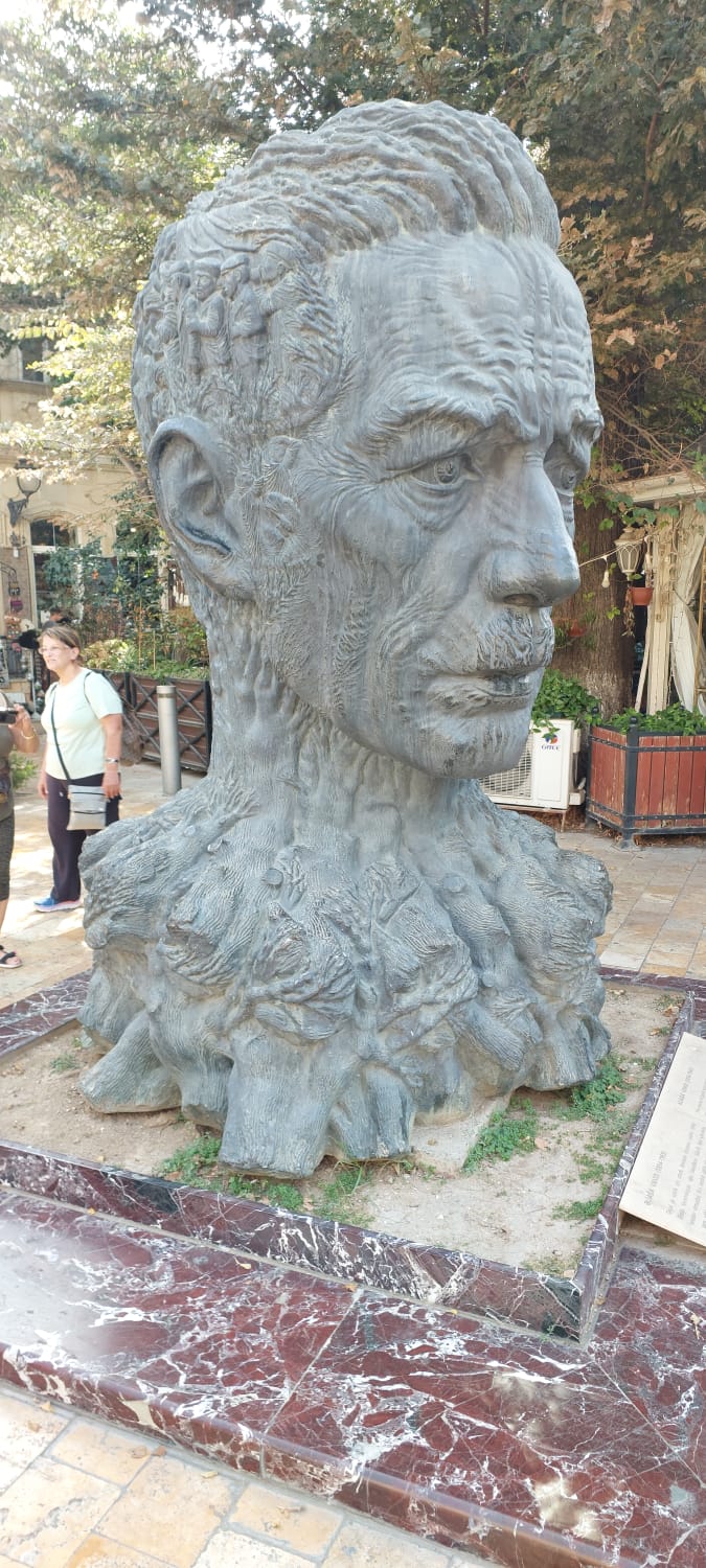 פסלו של המשורר אליאגה ווחיד בעיר העתיקה של באקו