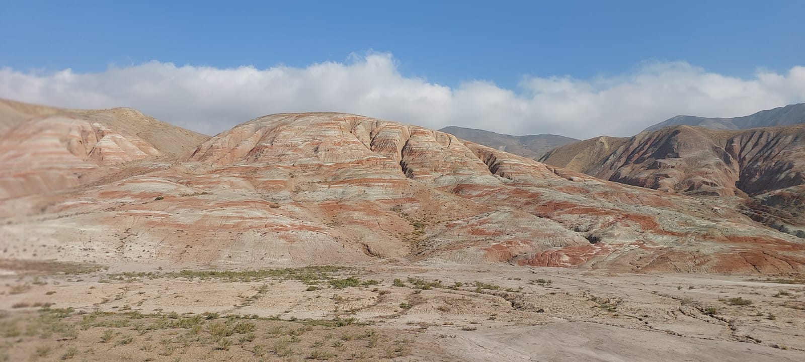 טיול לאזרבייג'ן הרי הקשת וקובה – נוף צבעוני של הרי הקשת בחיזי, מחזה טבע ייחודי בצפון אזרבייג'ן