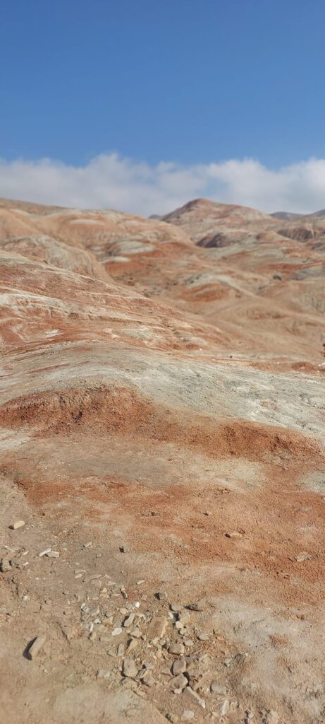 טיול לאזרבייג'ן הרי הקשת וקובה – נוף הרי הקשת בחיזי בצבעי אדום וצהוב תחת שמיים כחולים