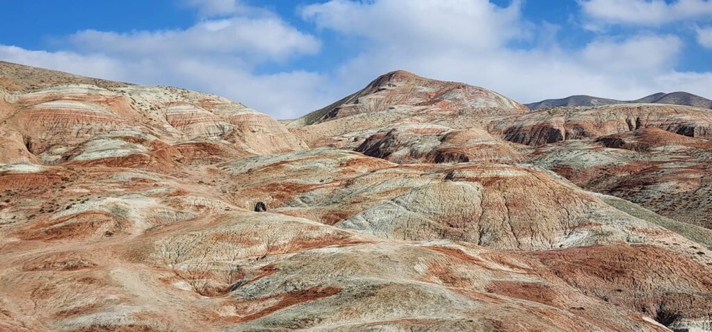 טיול לאזרבייג'ן הרי הקשת וקובה – נוף מרהיב של הרי הקשת במחוז חיזי בצבעי אדום, ורוד ולבן
