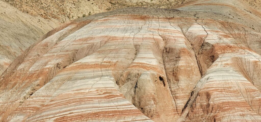 טיול לאזרבייג'ן הרי הקשת וקובה – תקריב של שכבות הסלע הצבעוניות בהרי הקשת בחיזי