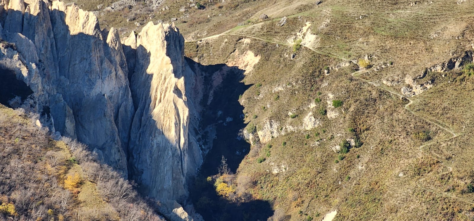 תצפית על המצוקים בדרך לכפר לאזה