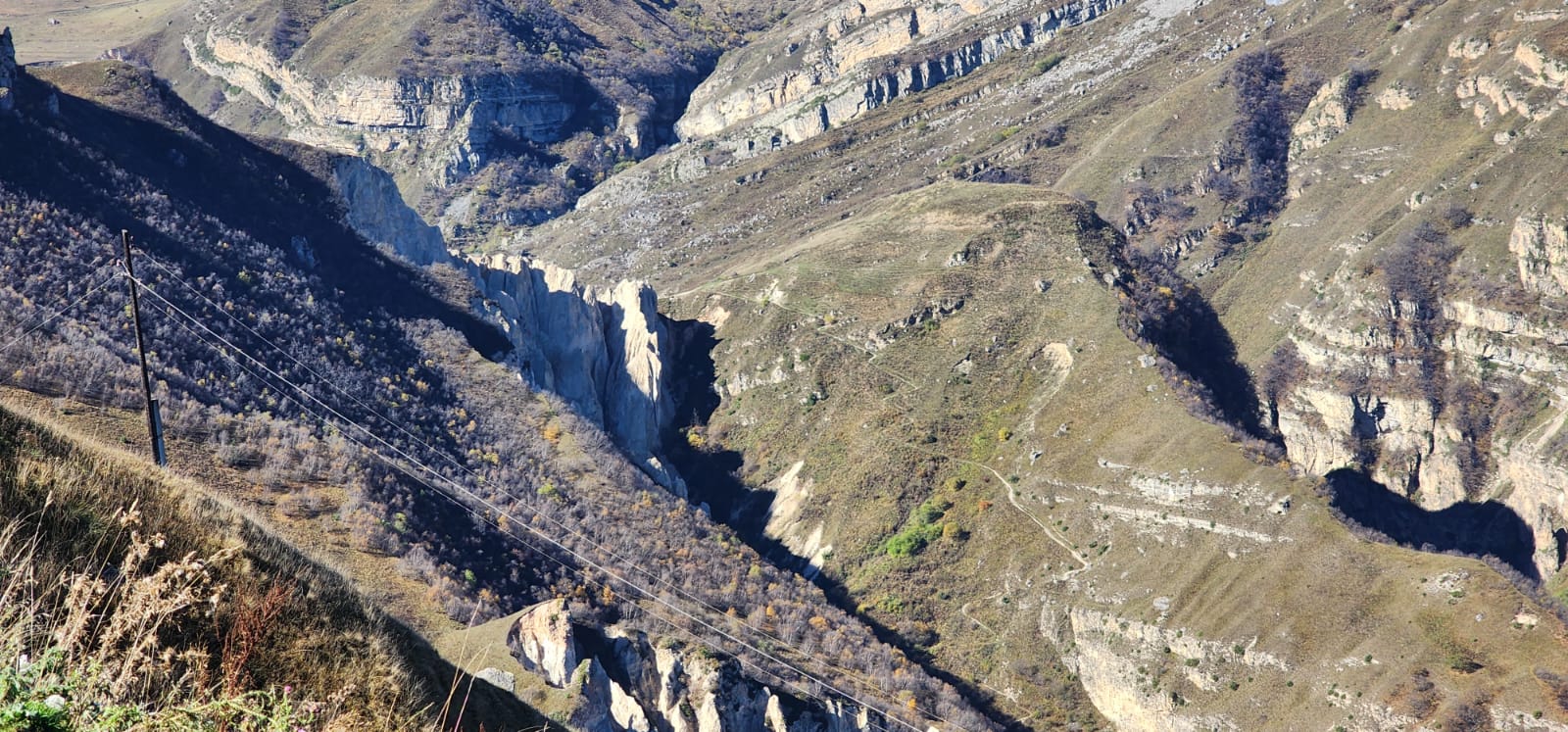 נוף עמקים וצוקים בין הרי הקווקז