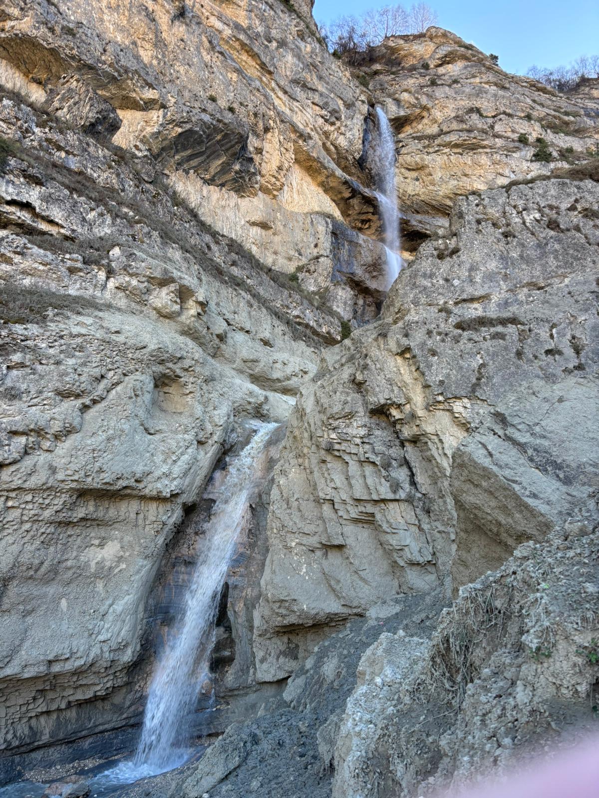 המפל בכפר לאזה