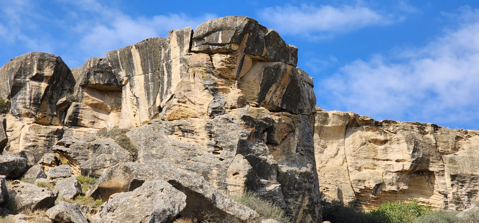 מבני הסלע המרשימים של גובוסטאן – טיול לאזרבייג'ן באקו וארץ האש
