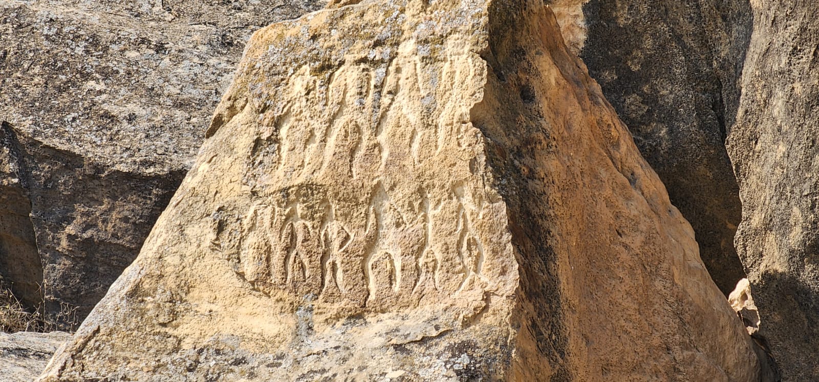 ציורי הסלע של גובוסטאן – טיול לאזרבייג'ן באקו וארץ האש