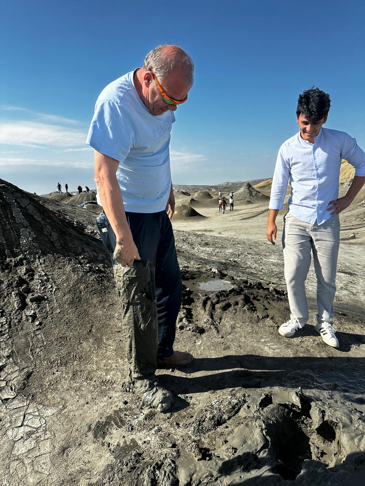 גיורא נלקן משתף את חוויית הבוץ עם מקומי – טיול לאזרבייג'ן באקו וארץ האש