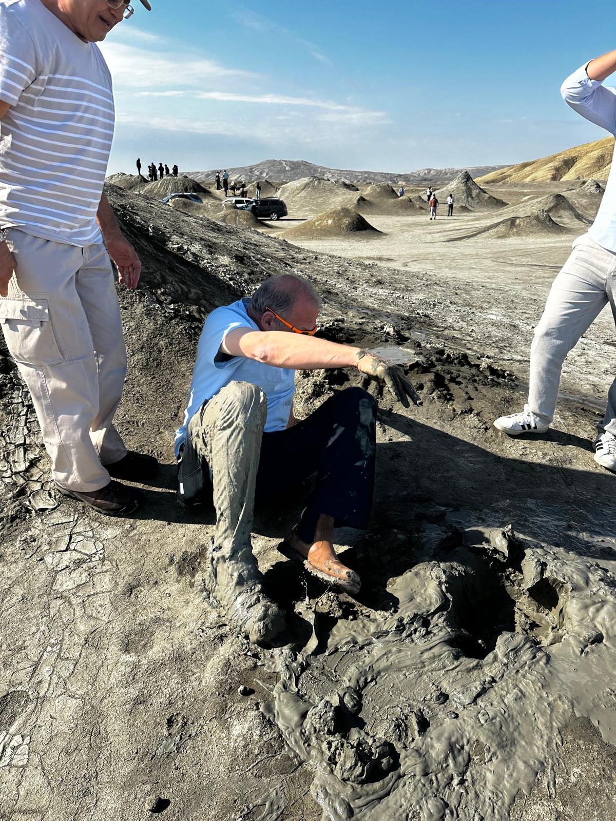 גיורא נלקן נחלץ מהבוץ – טיול לאזרבייג'ן באקו וארץ האש