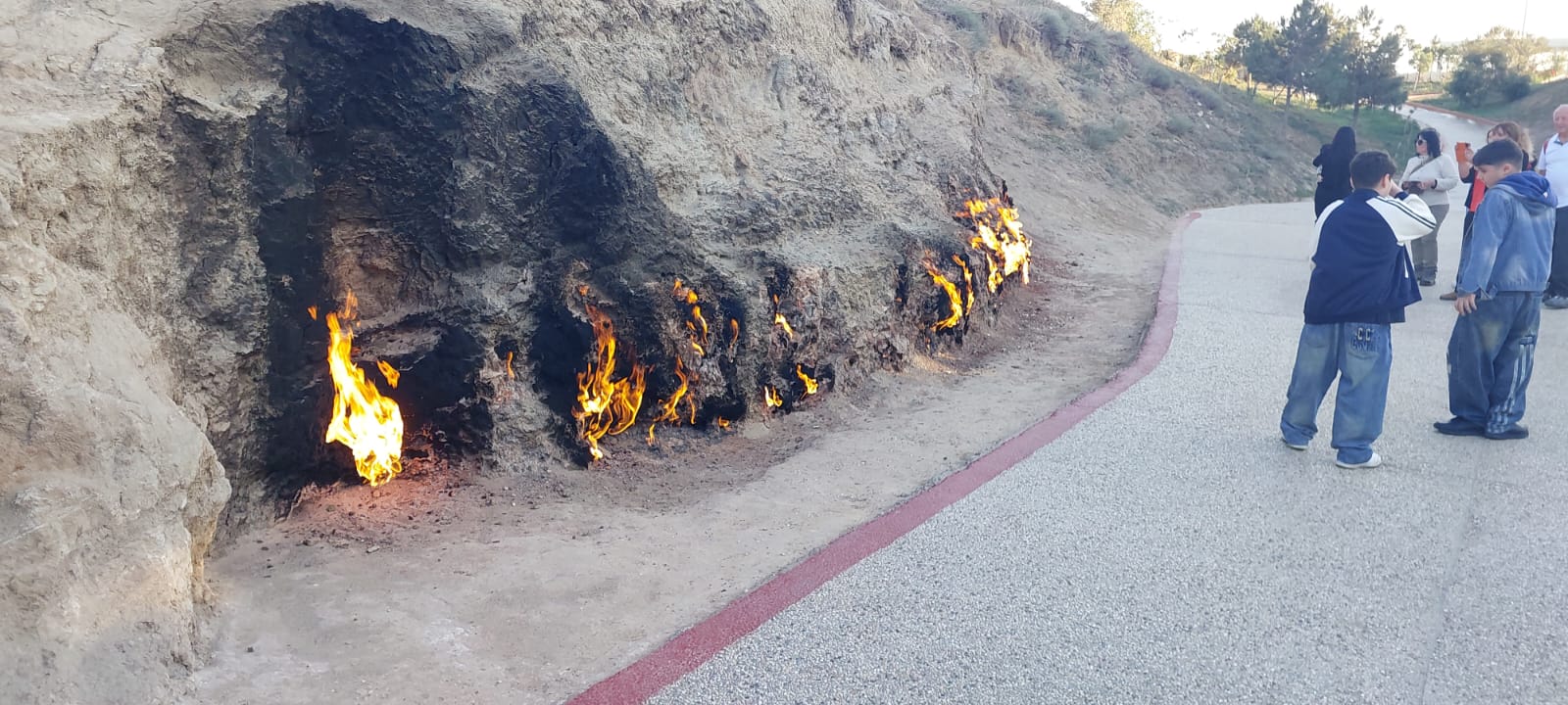 ההר הבוער יאנארדאג באזרבייג'ן – טיול לאזרבייג'ן באקו וארץ האש ותופעת הבעירה הטבעית של ארץ האש